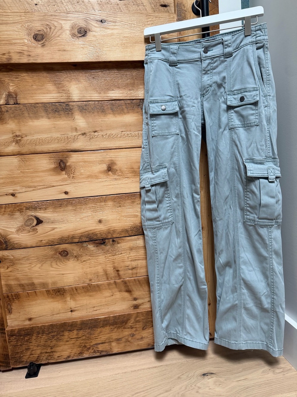 Hollister - Light Blue-Gray, Women’s Low-Rise, Baggy Cargo Pants.